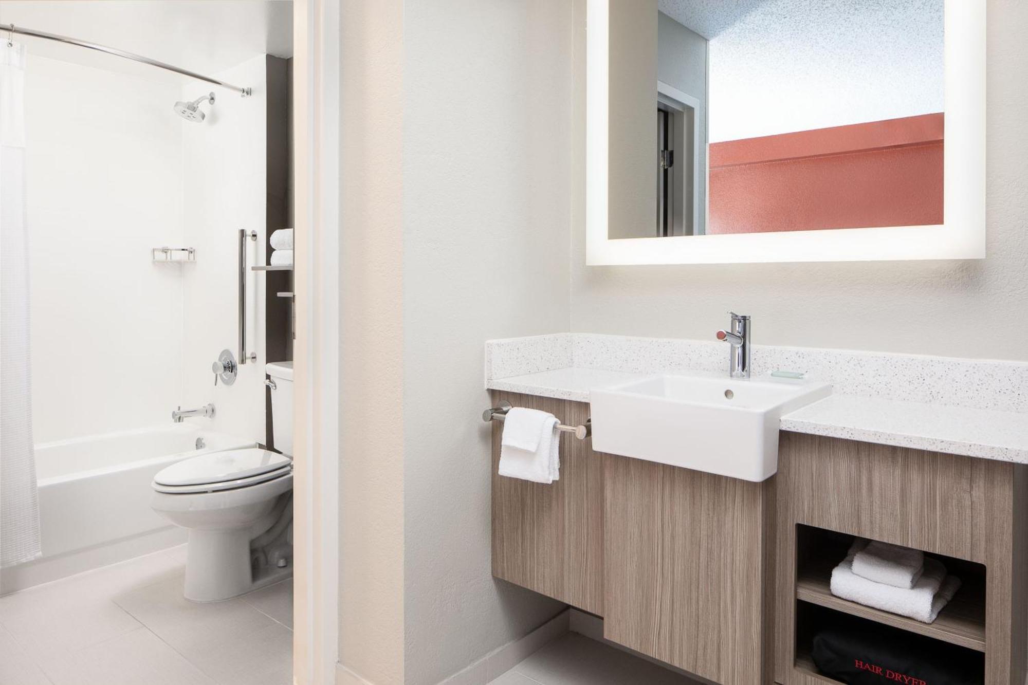 Springhill Suites By Marriott Dallas Downtown / West End Экстерьер фото